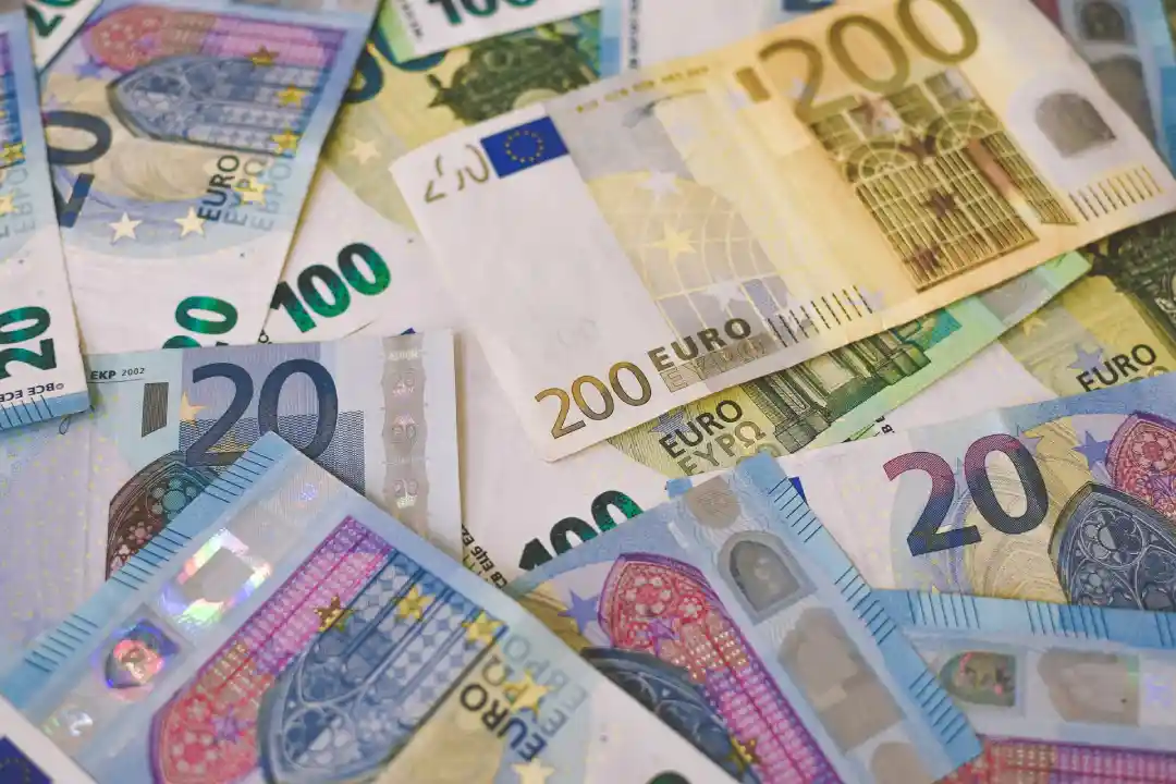 Hintergrundbild mit verschiendenen Euroscheinen. Dargestellt werden 20-Euro, 100-Euro und 200-Euro.